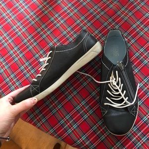 Black cloud tennis shoes